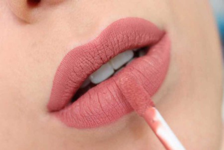 Cách đánh son không dính răng chỉ với 1 thao tác cực dễ dàng