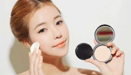 Cách sử dụng phấn nền dạng nén cho lớp makeup thật hoàn hảo
