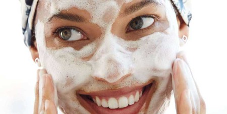 Có nên thay đổi sữa rửa mặt thường xuyên? Chuyên gia giải đáp